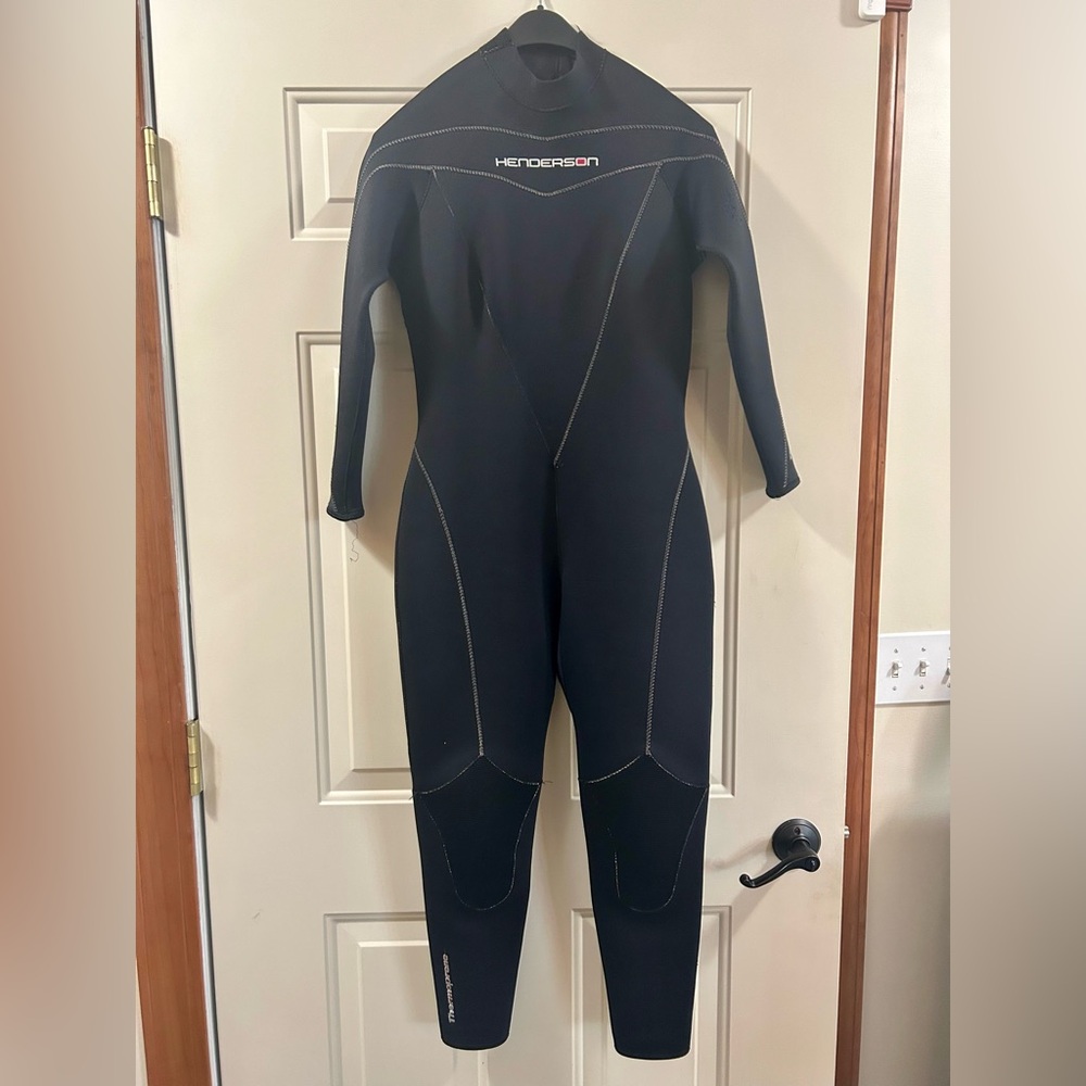 Henderson 3mm women’s wetsuit size 10 short.  Good used condition.